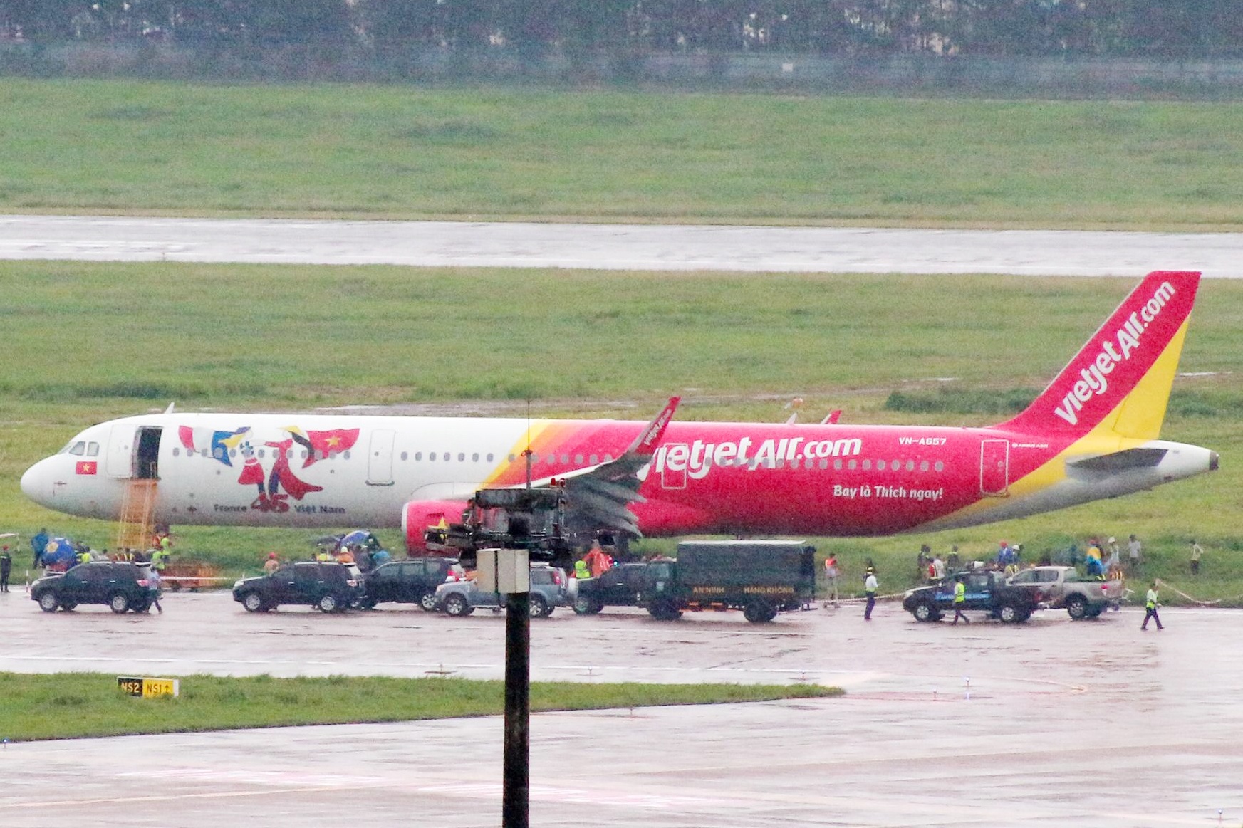 Bi huy chuyen sau su co ha canh lech duong bang, khach duoc hoan tien hinh anh