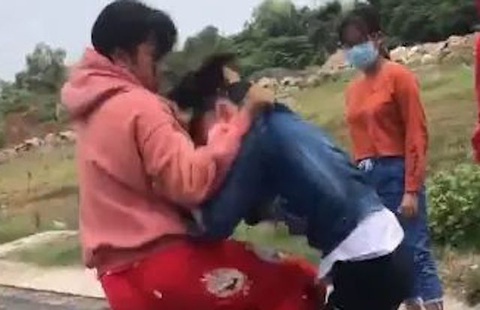 Thieu nu 13 tuoi bi ban danh hoi dong hinh anh