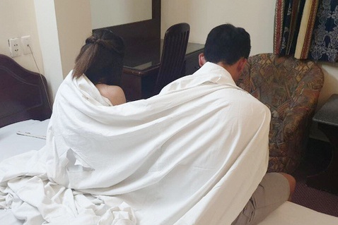 Chu quan ca phe 70 tuoi chua gai mai dam hinh anh