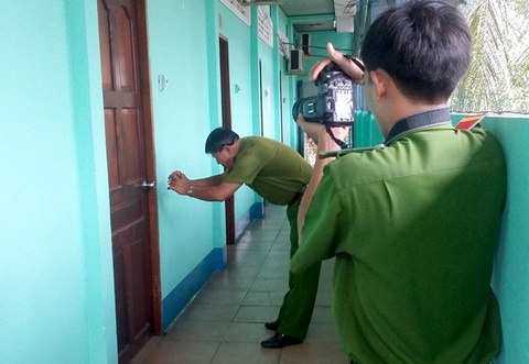 Nguoi phu nu tu vong trong nha nghi voi vet thuong o co hinh anh