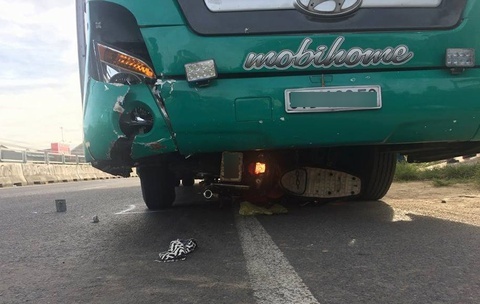 Nu cong nhan tu vong duoi gam xe khach o Dong Nai hinh anh