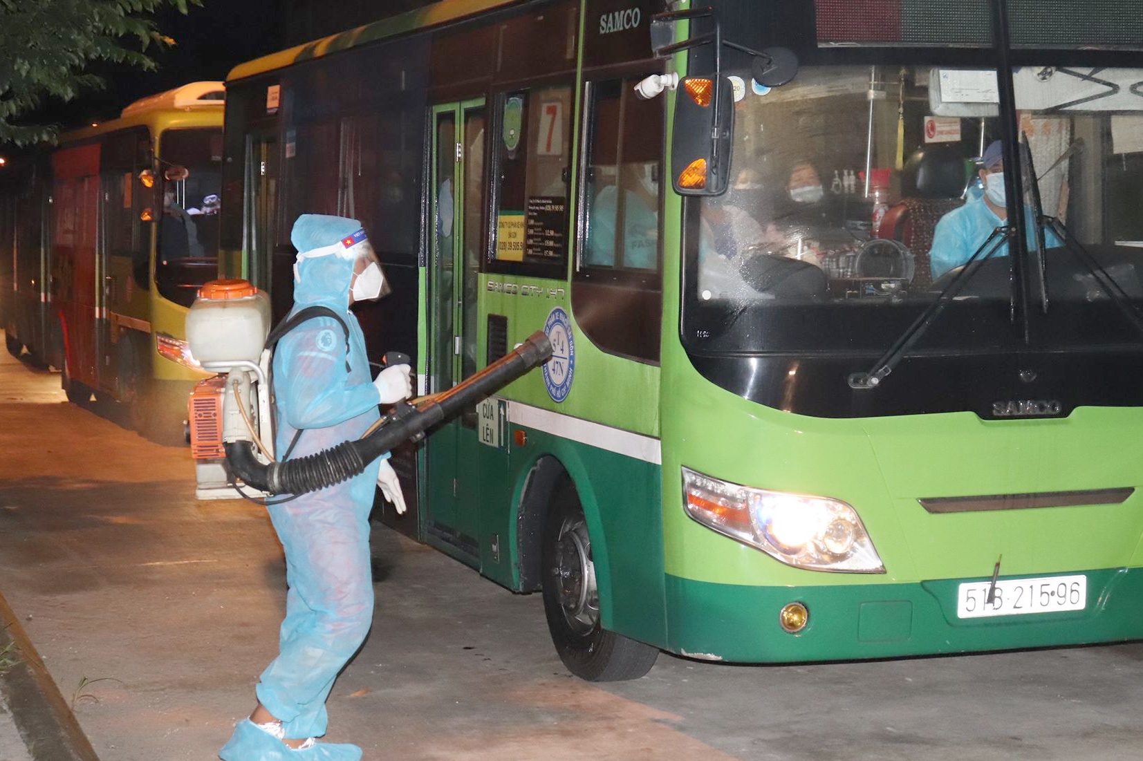 Nam thanh nien tron khoi khu cach ly de ve que hinh anh