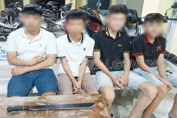 Bat nhom hoc sinh lop 9 cam hung khi giai quyet mau thuan o Dong Nai hinh anh