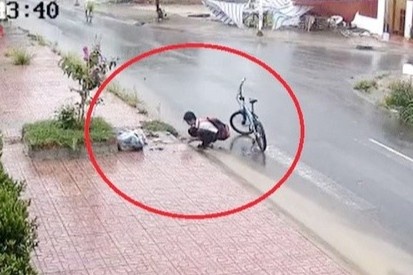 Bo Giao duc trao bang khen cho nam sinh nhat rac o mieng cong hinh anh