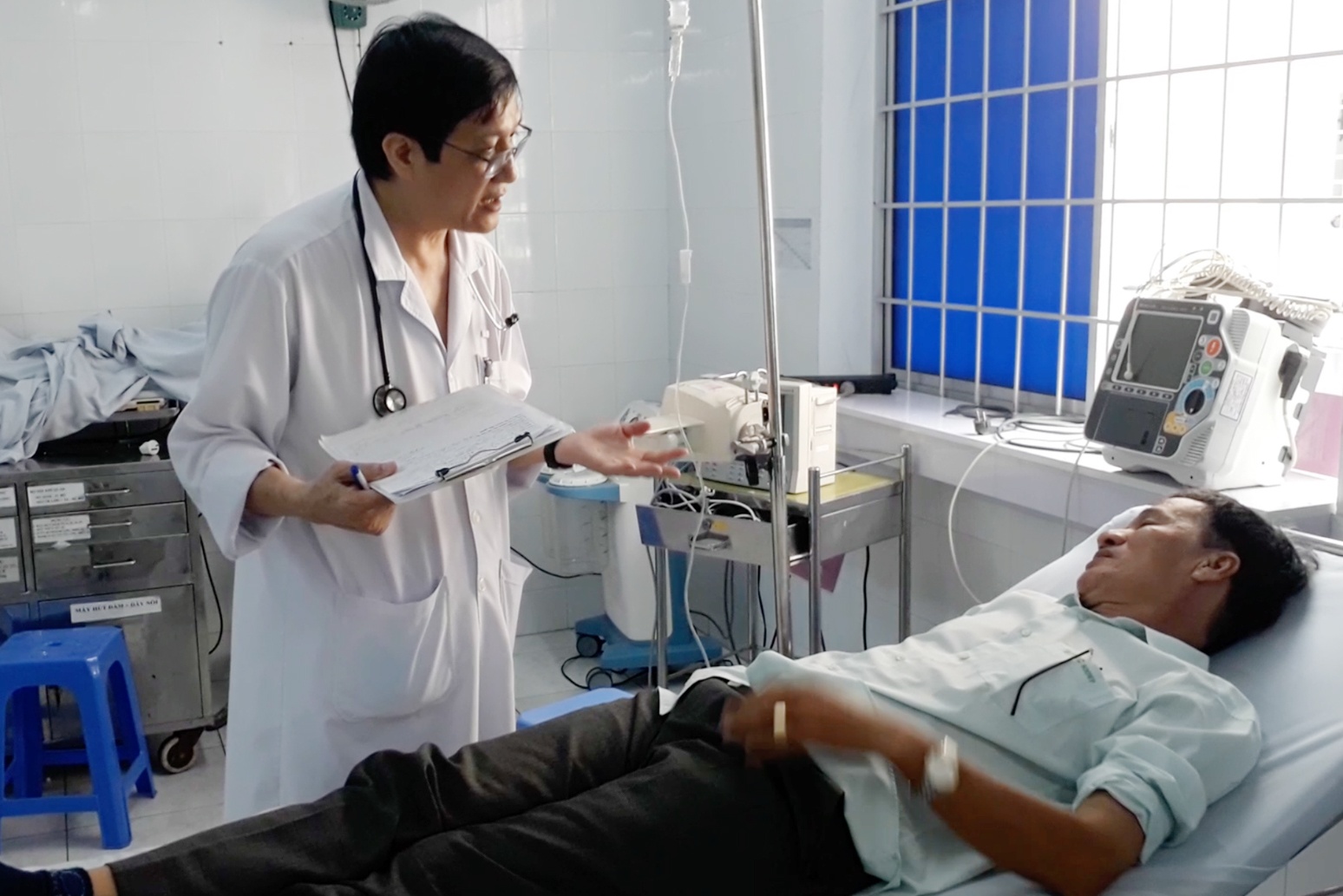 Kiem tra mau thuc an nghi khien 100 nguoi bi ngo doc hinh anh