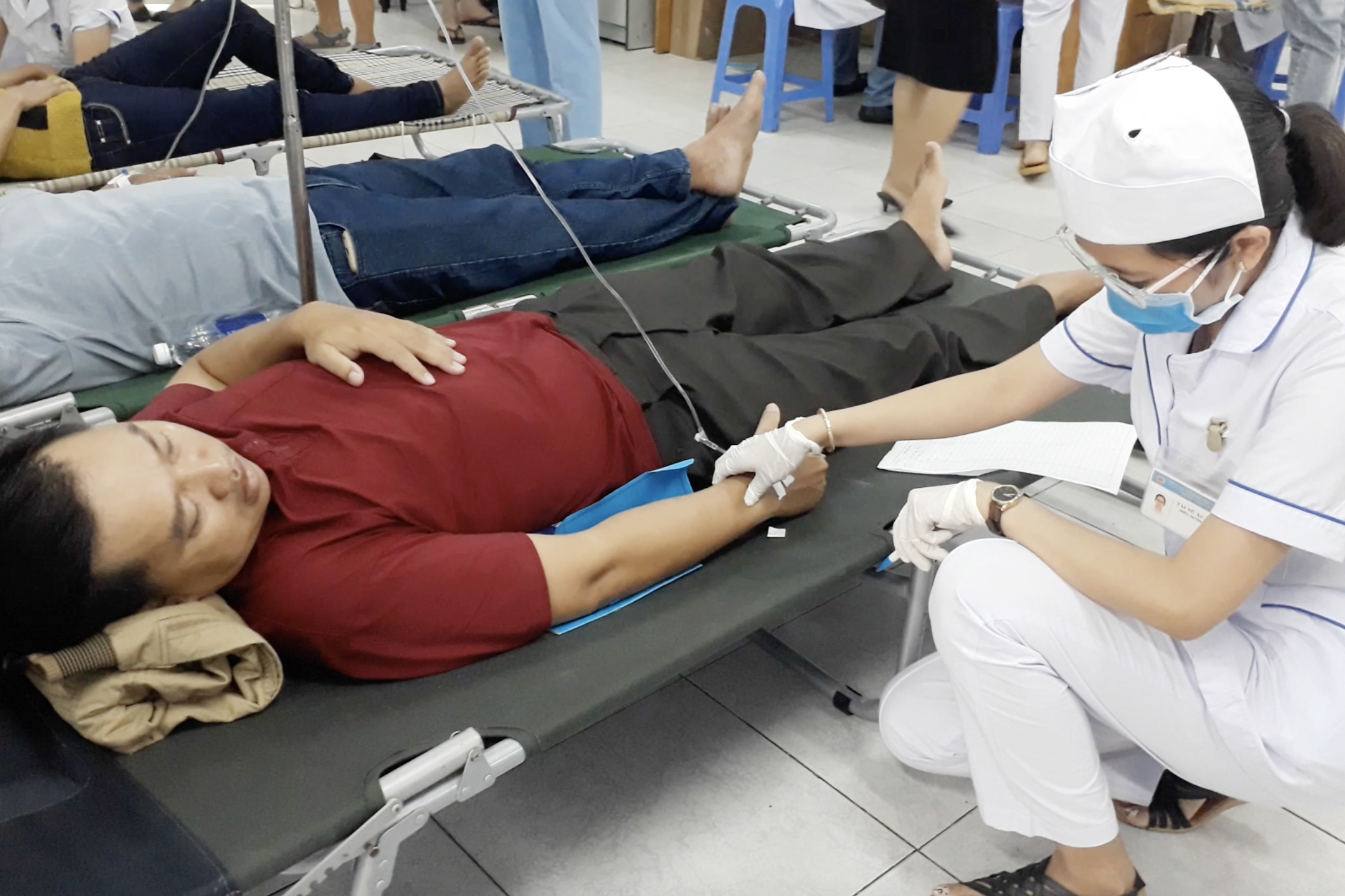 Gan 100 nguoi ngo doc sau bua tiec cong ty san xuat thuoc sau hinh anh