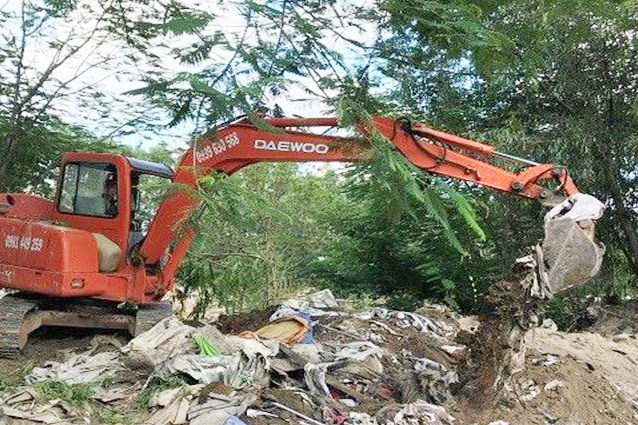 Bat qua tang cong ty nuoc ngoai chon hon 3 tan rac thai nguy hai hinh anh