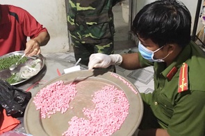 Can nha giap bien gioi Campuchia co 10 kg ma tuy hinh anh