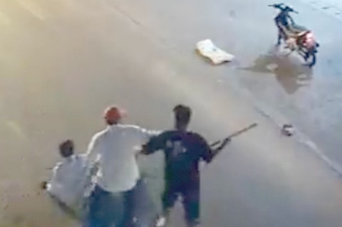 Bat nhom thanh nien danh nguoi dan ong Trung Quoc hinh anh