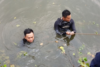Nguoi phu nu nhay kenh Ben Nghe tu tu hinh anh