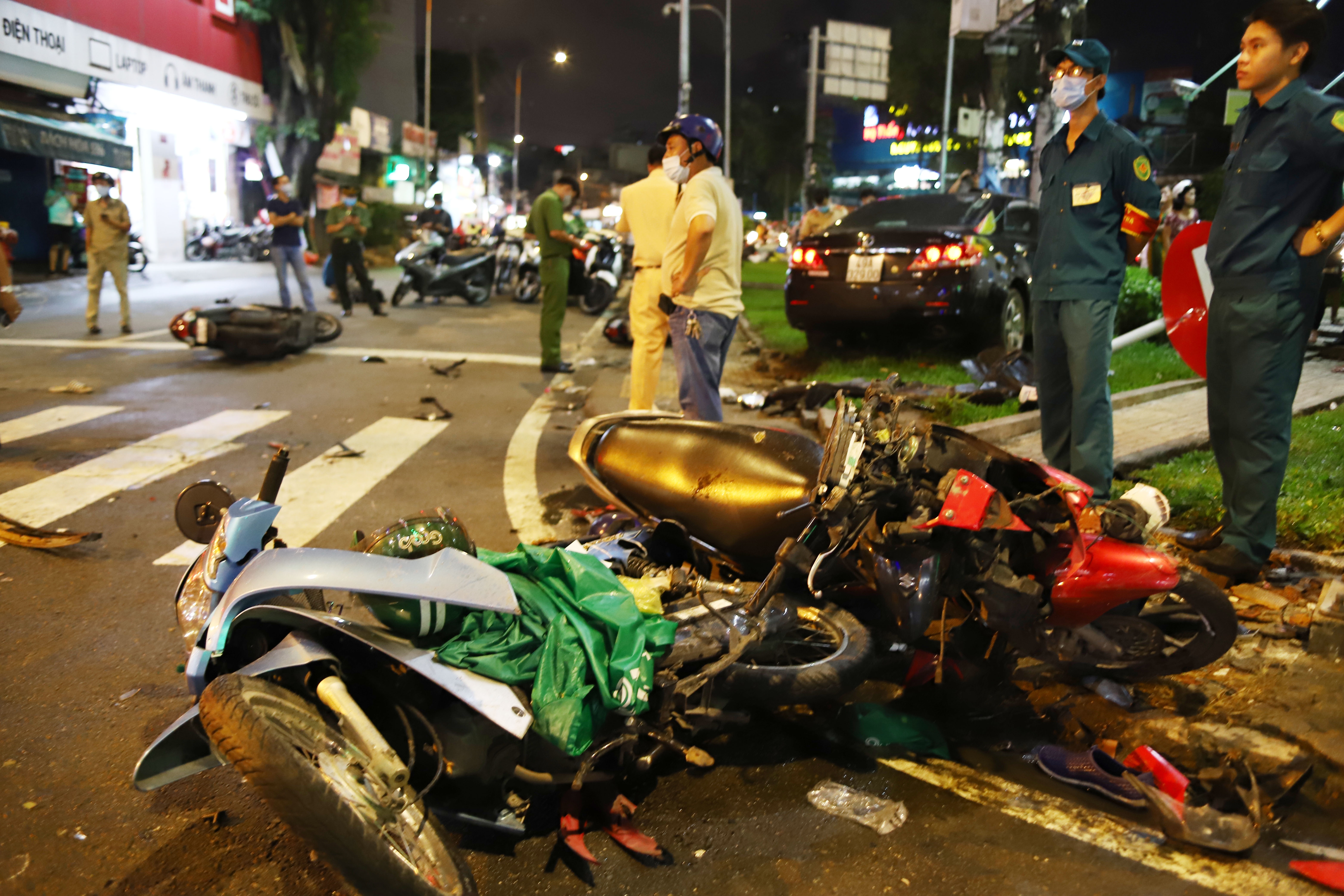 Hien truong vu oto Camry tong hang loat xe may o TP.HCM hinh anh