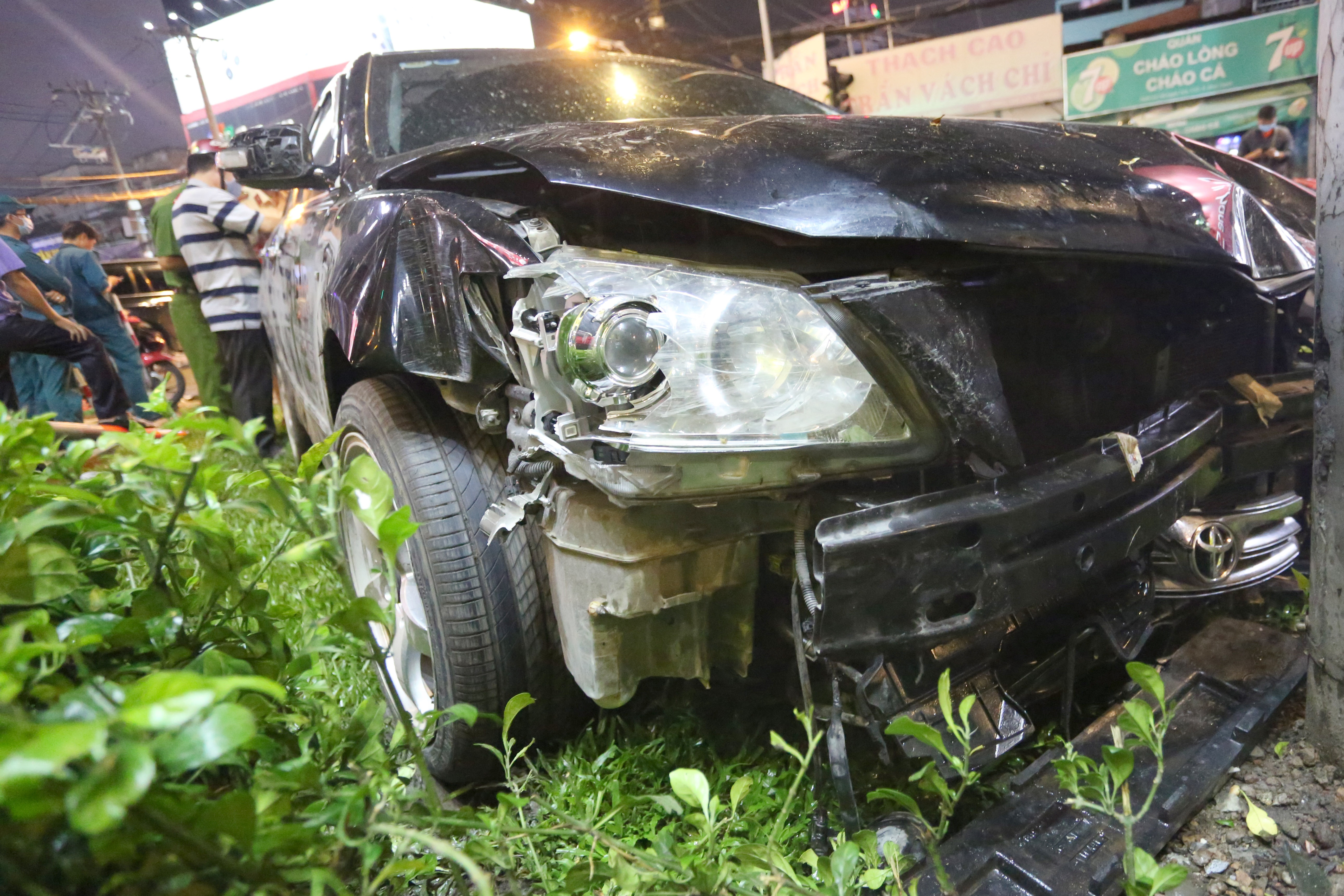 'May chuc nguoi nghieng chiec Camry de cuu nan nhan duoi gam xe' hinh anh