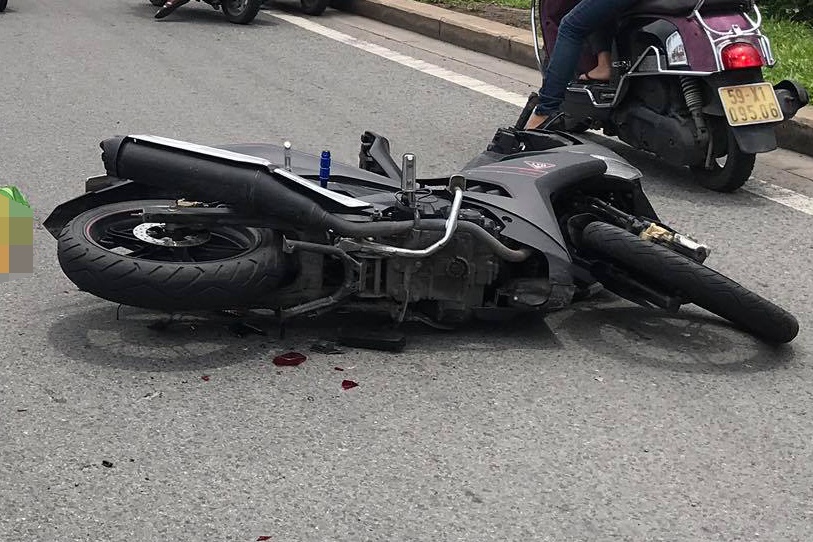 Xe container tong chet tai xe xe may tren xa lo Ha Noi hinh anh