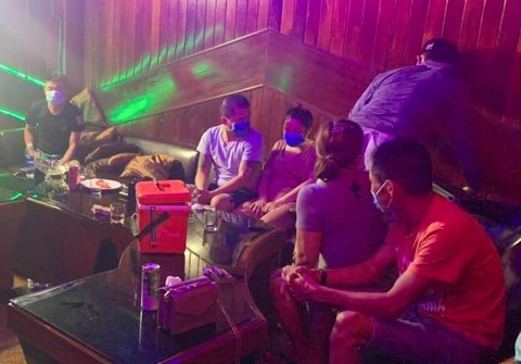 76 nguoi su dung ma tuy trong quan karaoke hinh anh