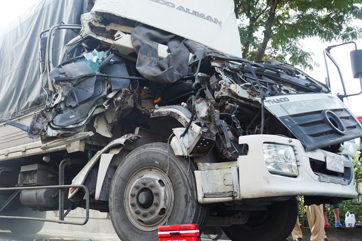 Quoc lo 1 un 5 km vi 3 oto tong lien hoan hinh anh