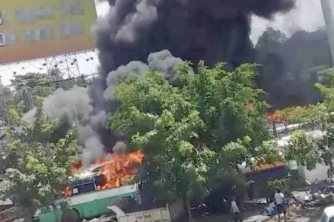 Lua thieu rui 12 oto o TP.HCM hinh anh