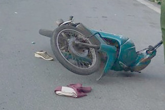 Trung ta CSGT o TP.HCM bi nguoi vi pham tong trong thuong hinh anh