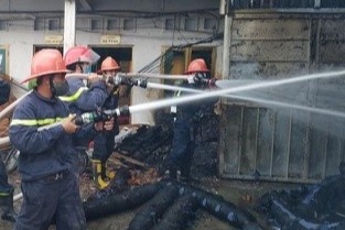 Oto bi thieu rui trong kho hang o TP.HCM hinh anh