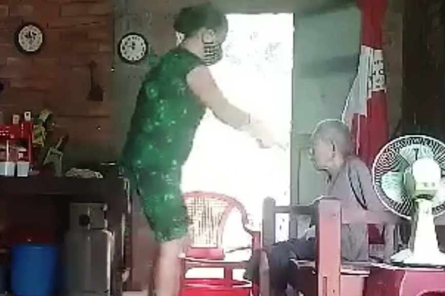 Con gai khai ly do danh me 88 tuoi hinh anh