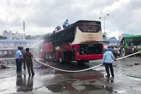 Xe giuong nam boc chay trong Ben xe Mien Dong hinh anh