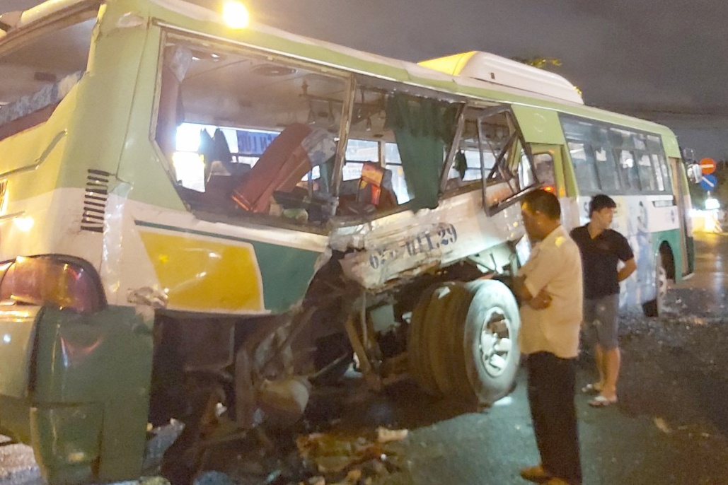 Oto tai tong xe buyt, 20 nguoi bi thuong hinh anh