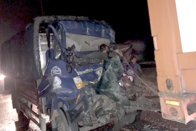 Tai xe va phu xe tu vong tren cao toc Trung Luong hinh anh