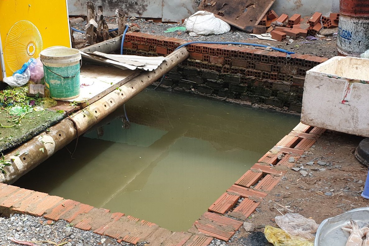 Nam thanh nien lot xuong kenh o TP.HCM hinh anh