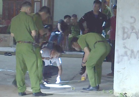 Nguoi dan ong bi chem vo hop so hinh anh