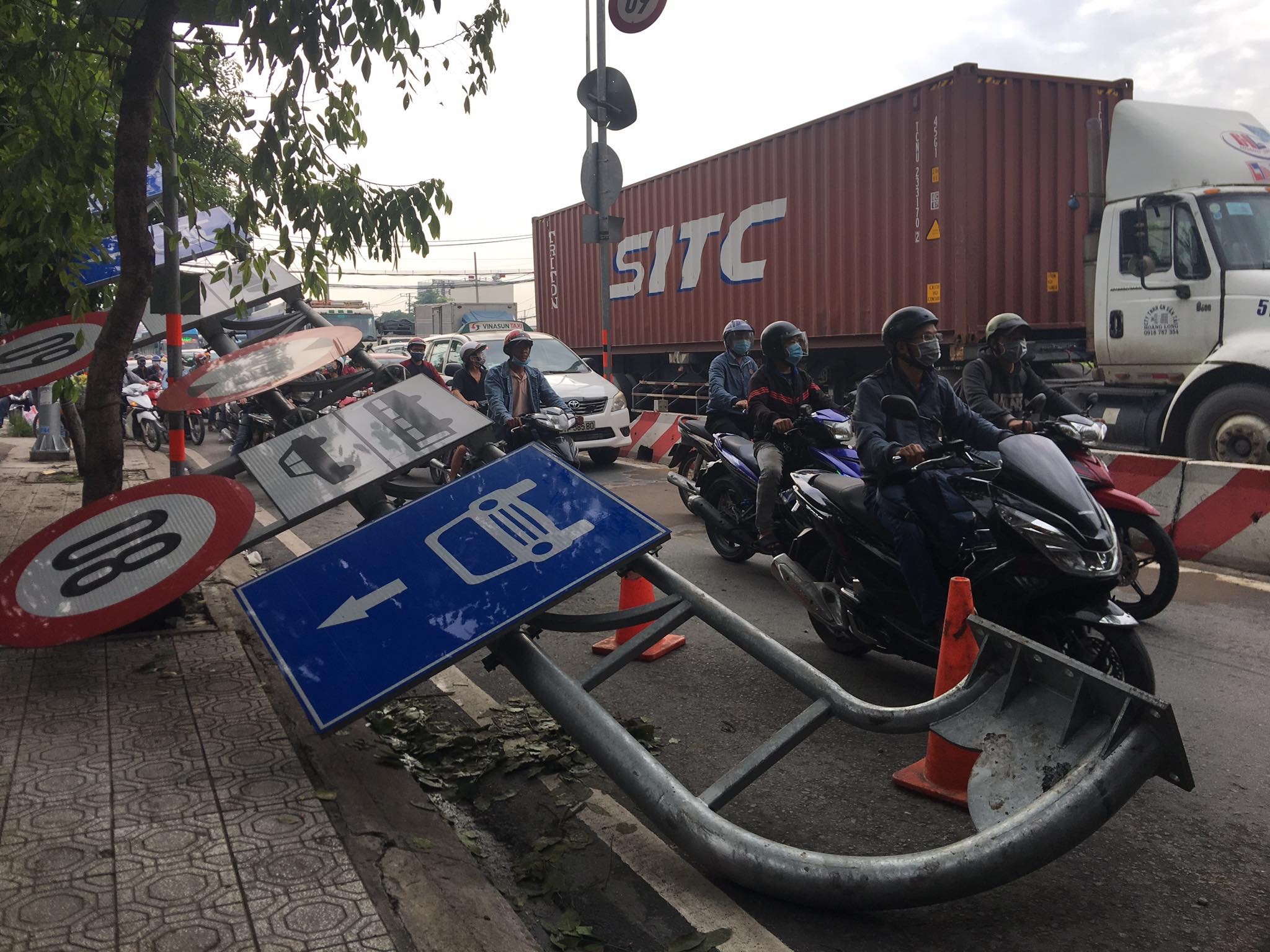 Quoc lo 1 un tac 5 km hinh anh