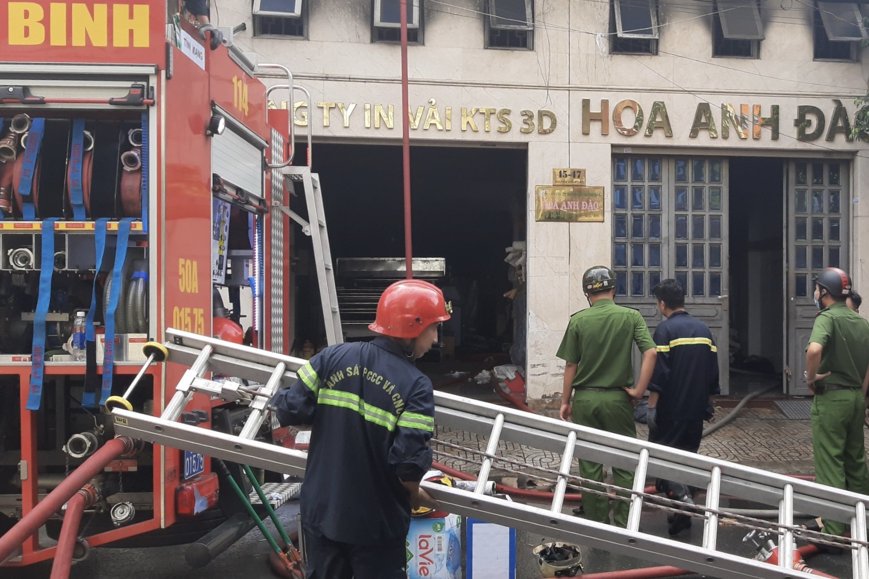 Chay cua hang in an o TP.HCM, nhieu nguoi thoat chet hinh anh