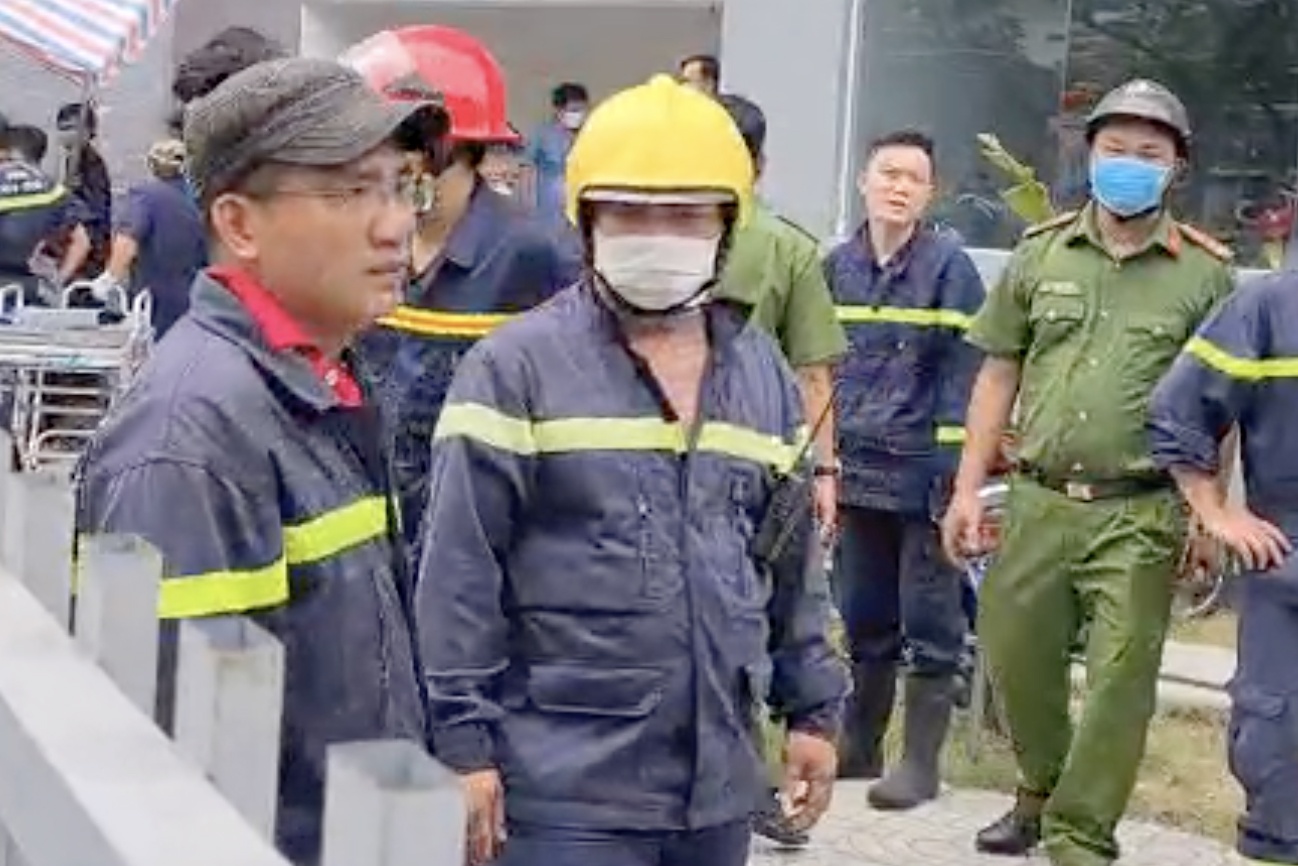 Nguoi dan ong tu vong duoi ho ga hinh anh