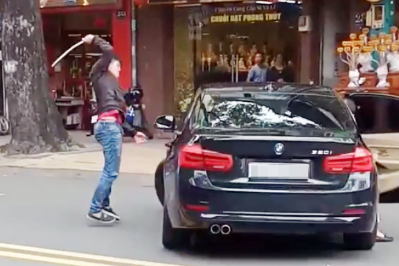 Thanh nien dap xe BMW sau mau thuan o TP.HCM hinh anh