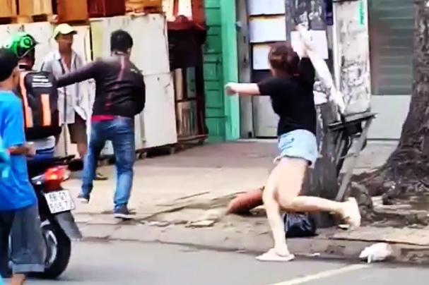 Thanh nien dap xe BMW anh 1