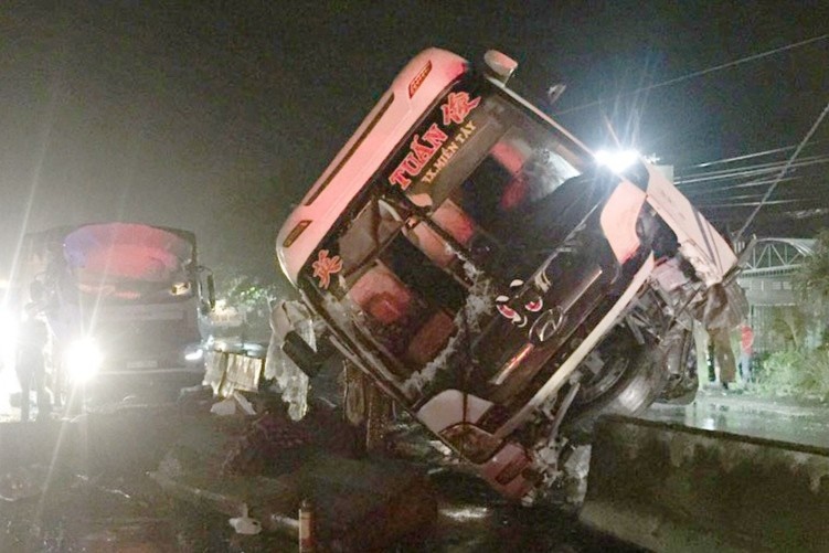 Hien truong vu tai nan khien mot nguoi chet, 19 nguoi bi thuong hinh anh