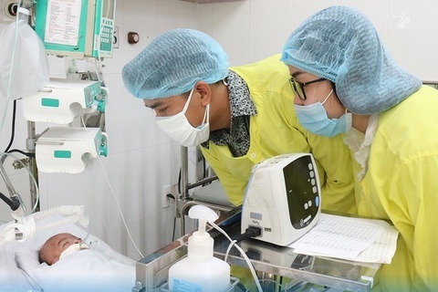 Be trai so sinh trong thung carton o TP.HCM hinh anh