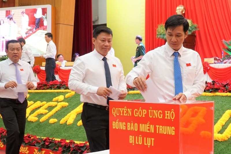 Dai bieu Tay Ninh giup do dong bao mien Trung hinh anh