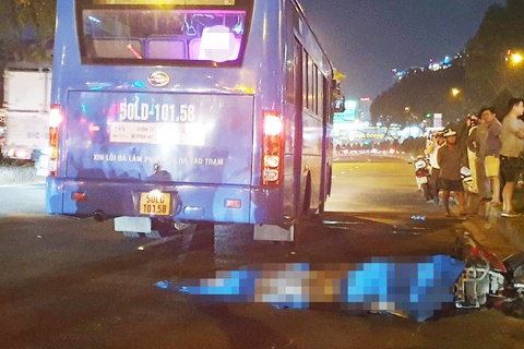 Mot nguoi bi xe buyt can tu vong o TP.HCM hinh anh