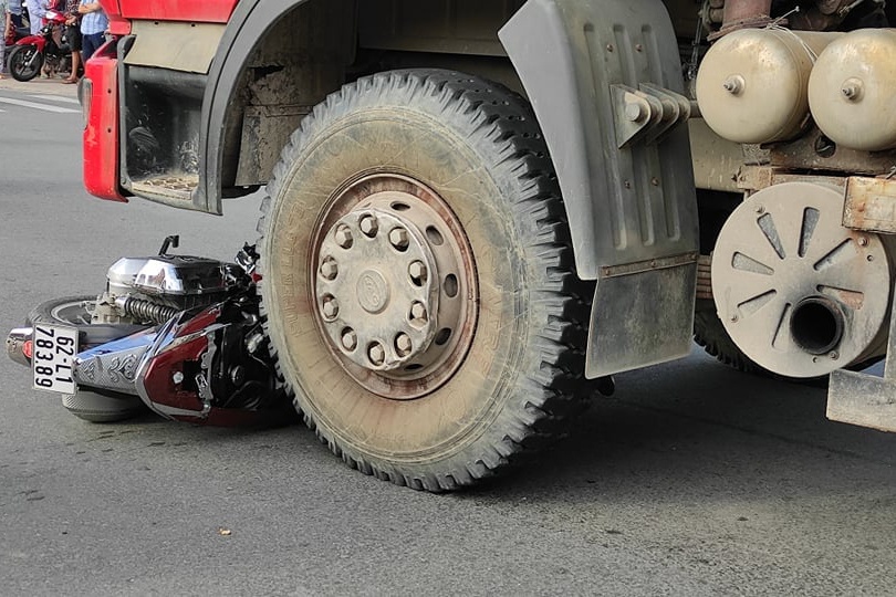 Nguoi phu nu tu vong duoi gam xe bon hinh anh