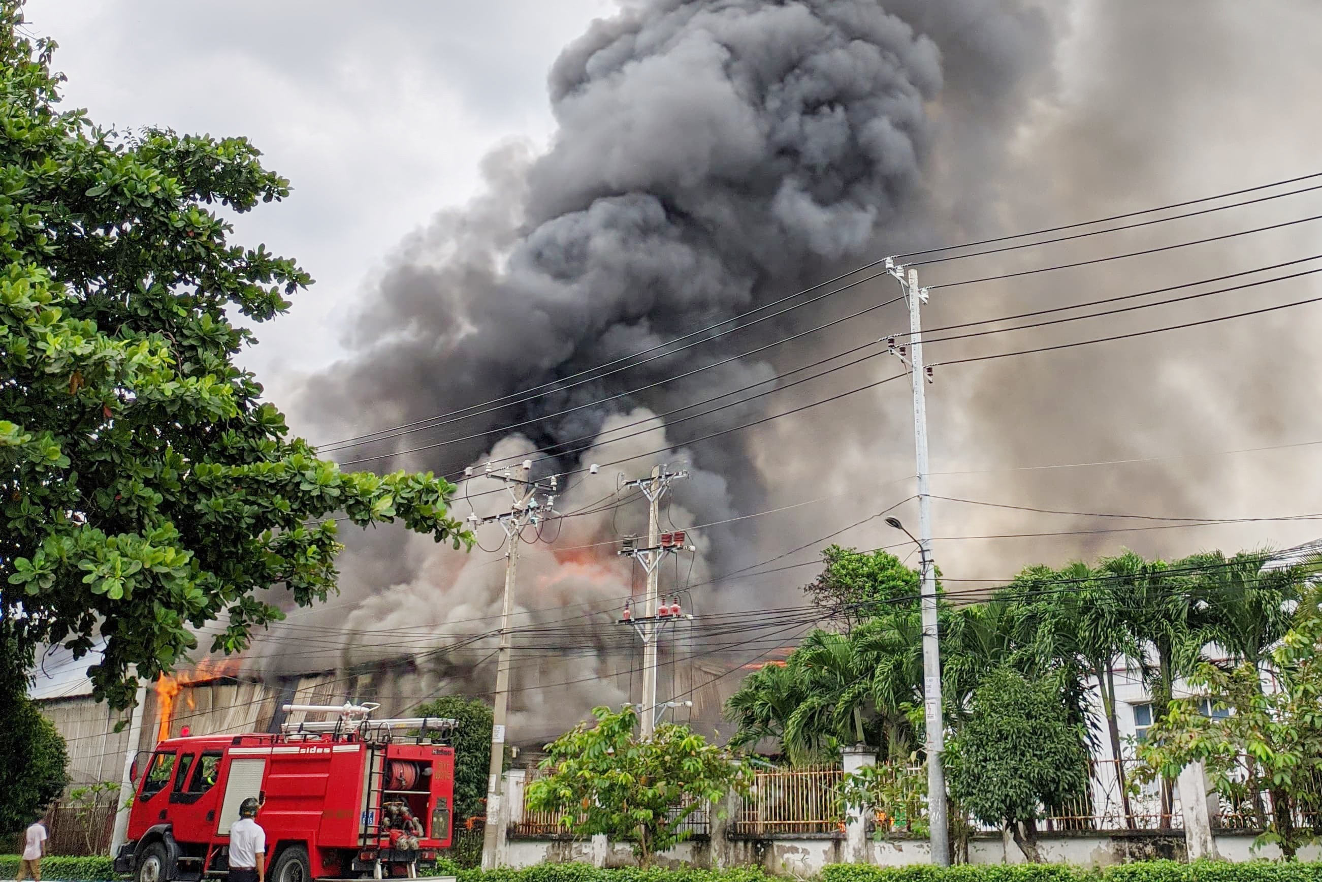Chay xuong go trong khu cong nghiep o TP.HCM hinh anh