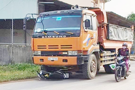 Nguoi phu nu bi xe ben can tu vong anh 1