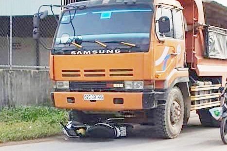 Nguoi phu nu bi xe ben can tu vong hinh anh