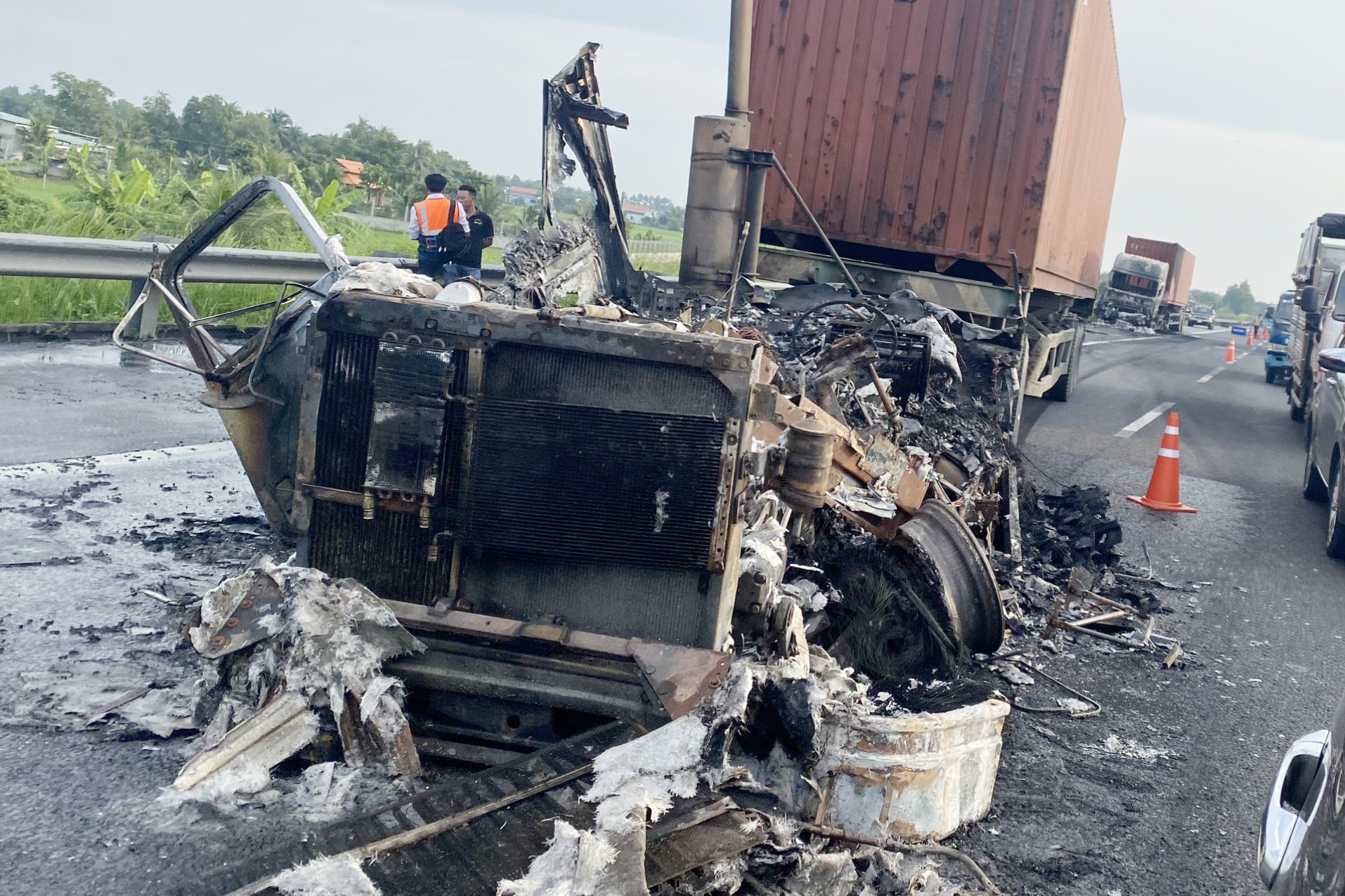 Hai xe dau keo boc chay tren cao toc Trung Luong hinh anh