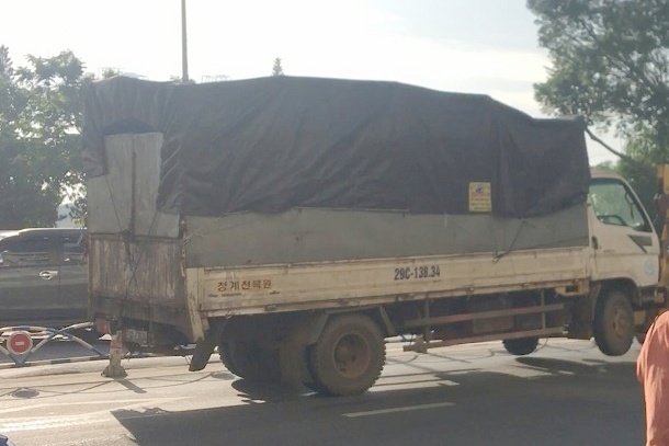 Tai xe oto tai bi xe container tong tu vong o TP.HCM hinh anh