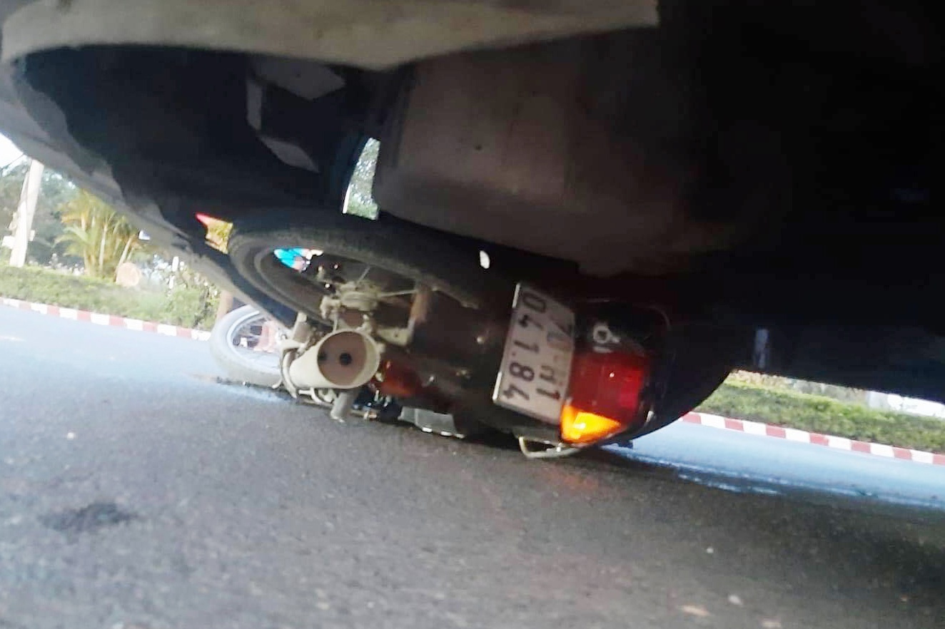 Xe dau keo can chet hai nguoi hinh anh