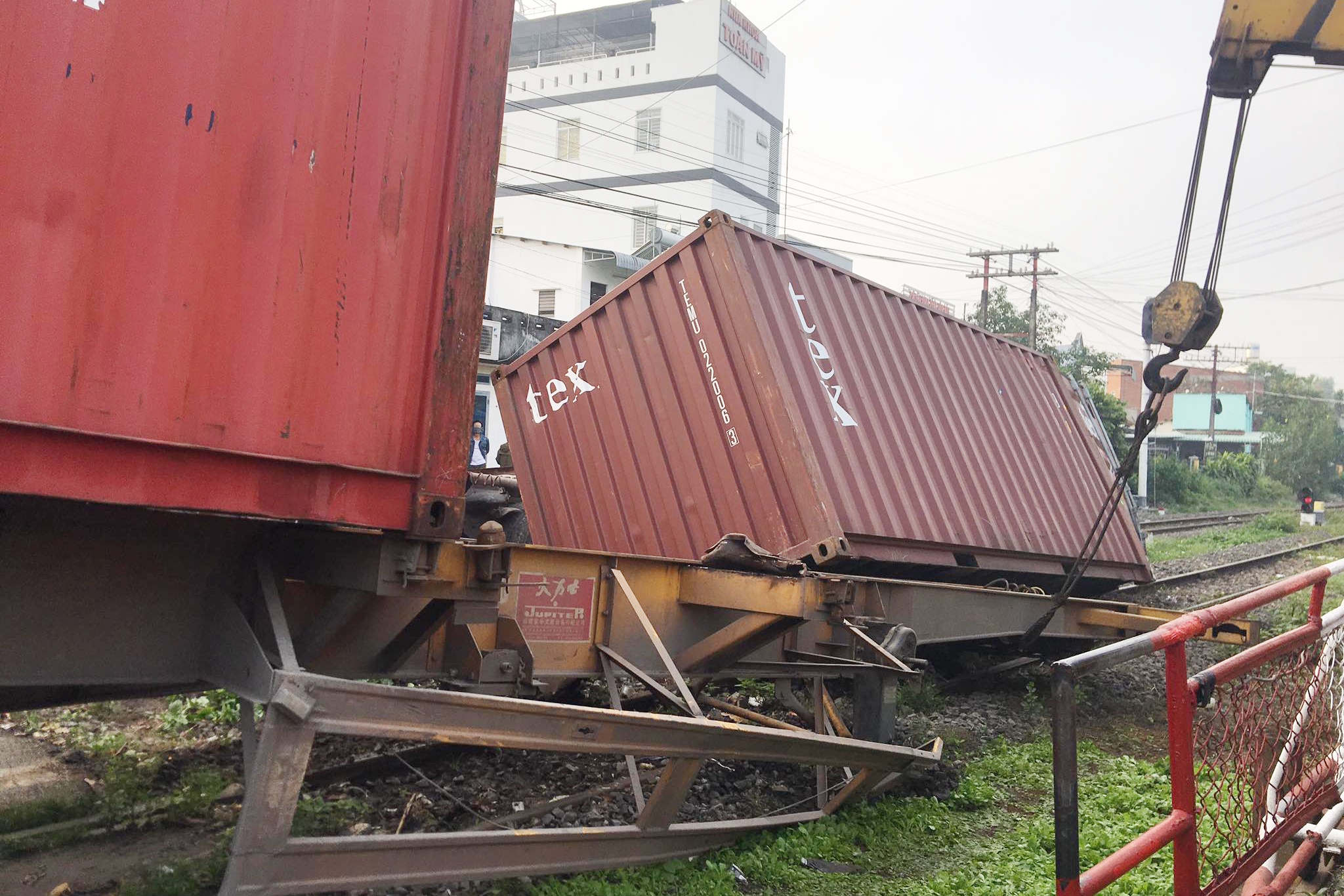 Khong dong thanh gac, tau lua tong dut doi xe dau keo hinh anh