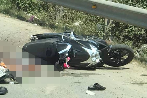 Nam thanh nien tu vong duoi banh xe bon hinh anh