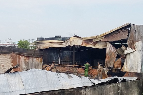 chay nha xuong anh 1