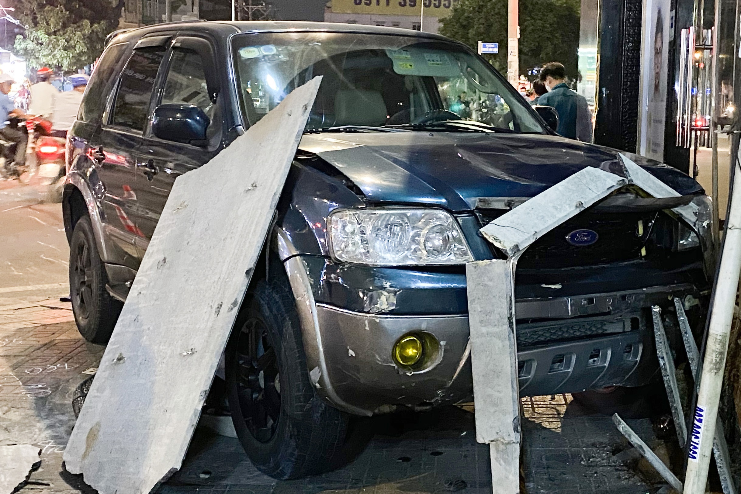 Hien truong oto tong nhieu xe may o TP.HCM hinh anh