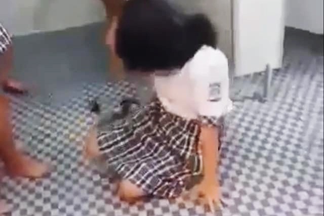 nu sinh lop 7 bi danh hoi dong anh 1