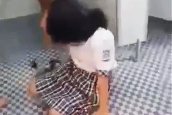 Nu sinh lop 7 bi danh hoi dong hinh anh